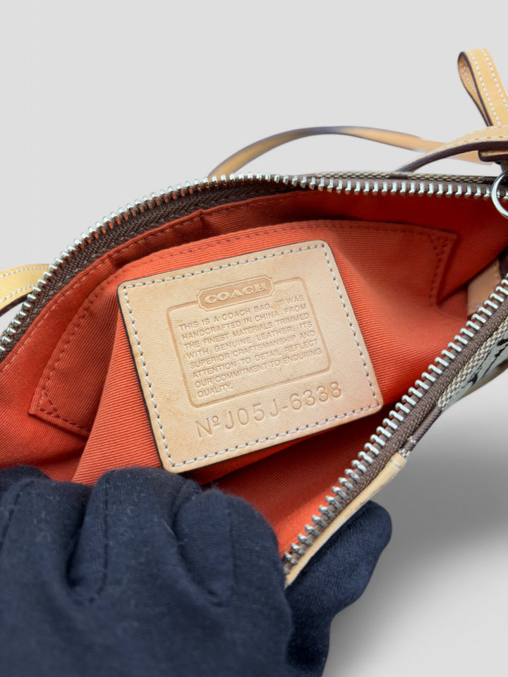 Vintage Damen Coach Umhängetasche, Signature-Muster, Lederdetails, Alltagstasche, kompakte Größe, elegantes Design, orangefarbenes Innenfutter