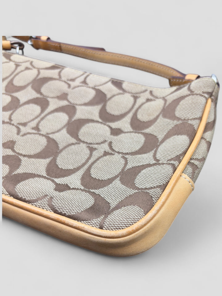 Vintage Damen Coach Umhängetasche, Signature-Muster, Lederdetails, Alltagstasche, kompakte Größe, elegantes Design, orangefarbenes Innenfutter