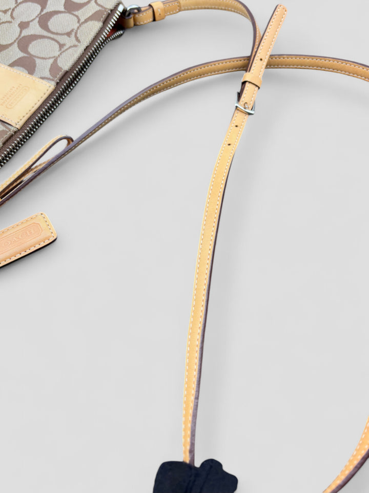 Vintage Damen Coach Umhängetasche, Signature-Muster, Lederdetails, Alltagstasche, kompakte Größe, elegantes Design, orangefarbenes Innenfutter
