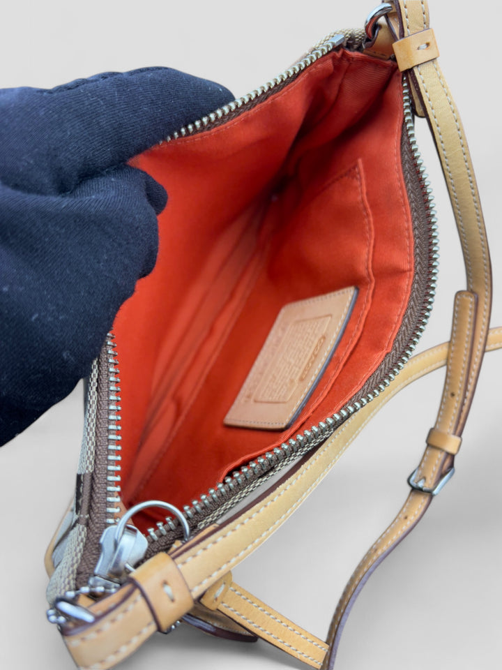 Vintage Damen Coach Umhängetasche, Signature-Muster, Lederdetails, Alltagstasche, kompakte Größe, elegantes Design, orangefarbenes Innenfutter