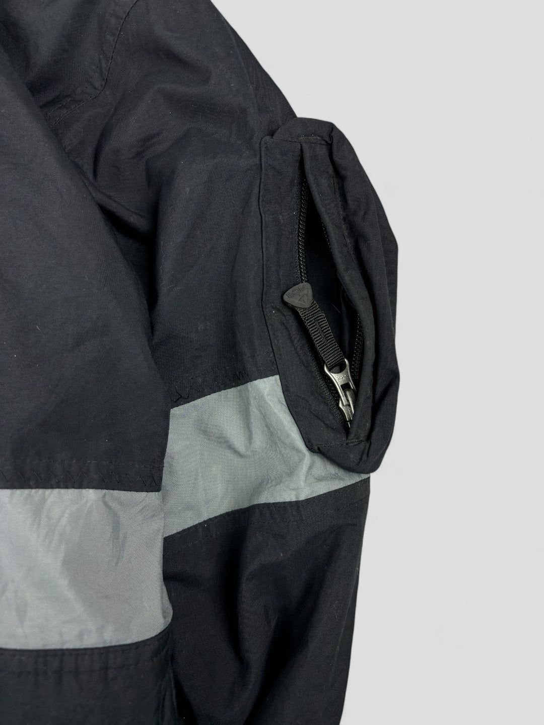 Vintage Nike ACG Herren Striped Tactical Windbreaker in Schwarz, second hand acg jacket men black