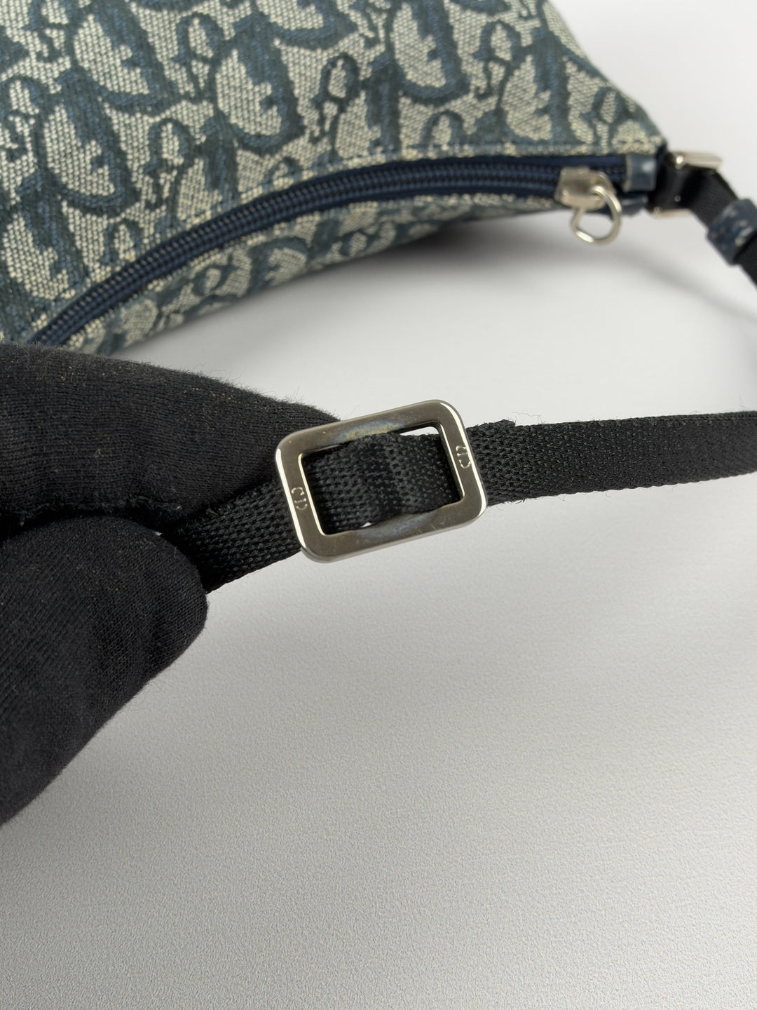 Christian Dior Trotter Canvas Pochette Baguette Shoulder Bag in Navy/Hellgrau, Detailansicht 10