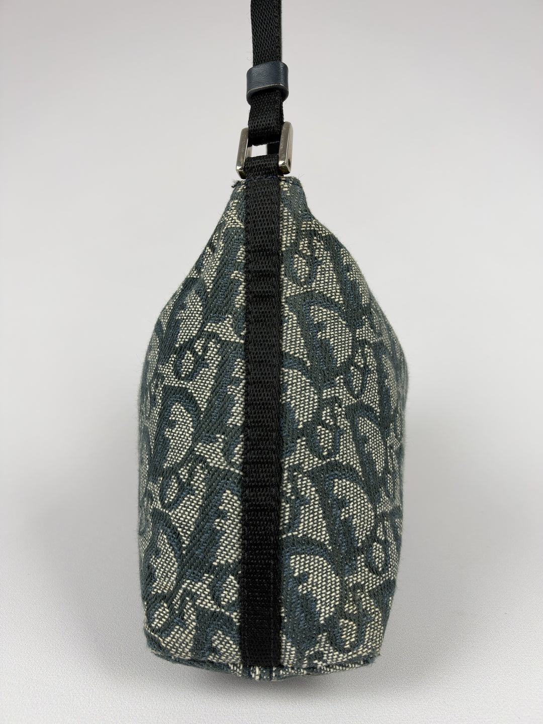 Christian Dior Trotter Canvas Pochette Baguette Shoulder Bag in Navy/Hellgrau, Detailansicht 3