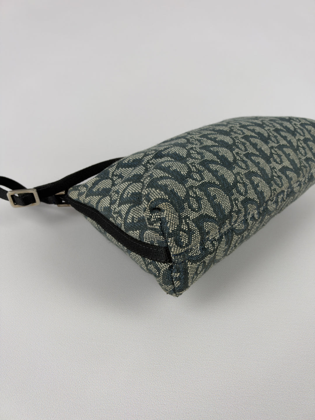 Christian Dior Trotter Canvas Pochette Baguette Shoulder Bag in Navy/Hellgrau, Detailansicht 5