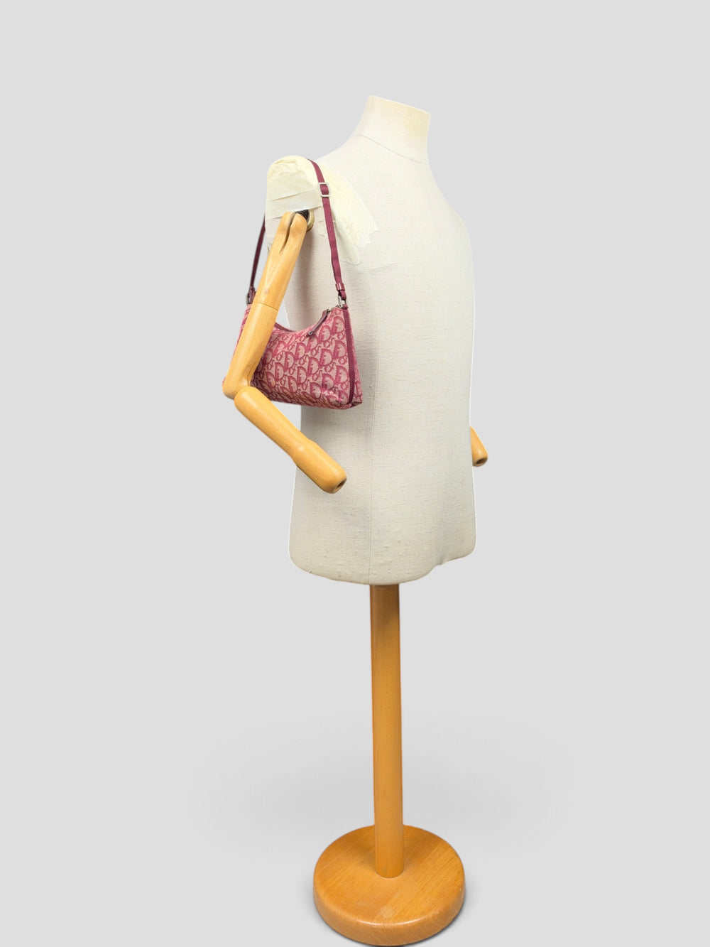 Christian Dior Trotter Canvas Pochette Baguette Shoulder Bag in Bordeaux/Creme, getragen an der Schneiderpuppe