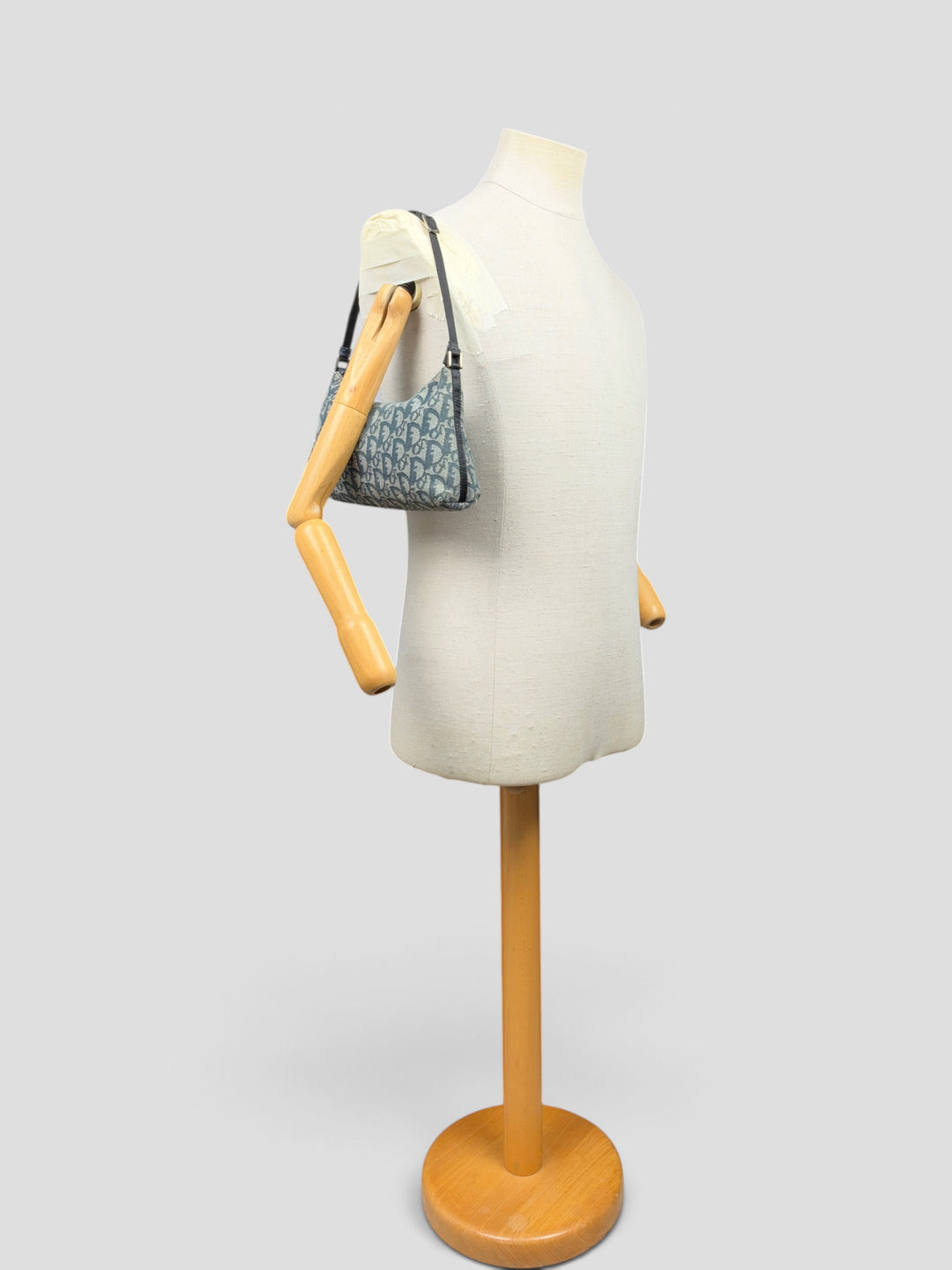 Christian Dior Trotter Canvas Pochette Baguette Shoulder Bag in Navy/Hellgrau, getragen an der Schneiderpuppe