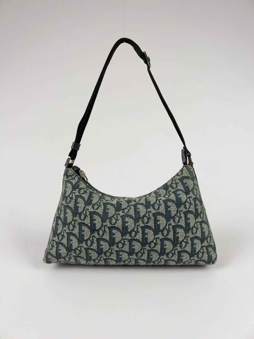 Christian Dior Trotter Canvas Pochette Baguette Shoulder Bag in Navy/Hellgrau, Vorderansicht im Originalfoto