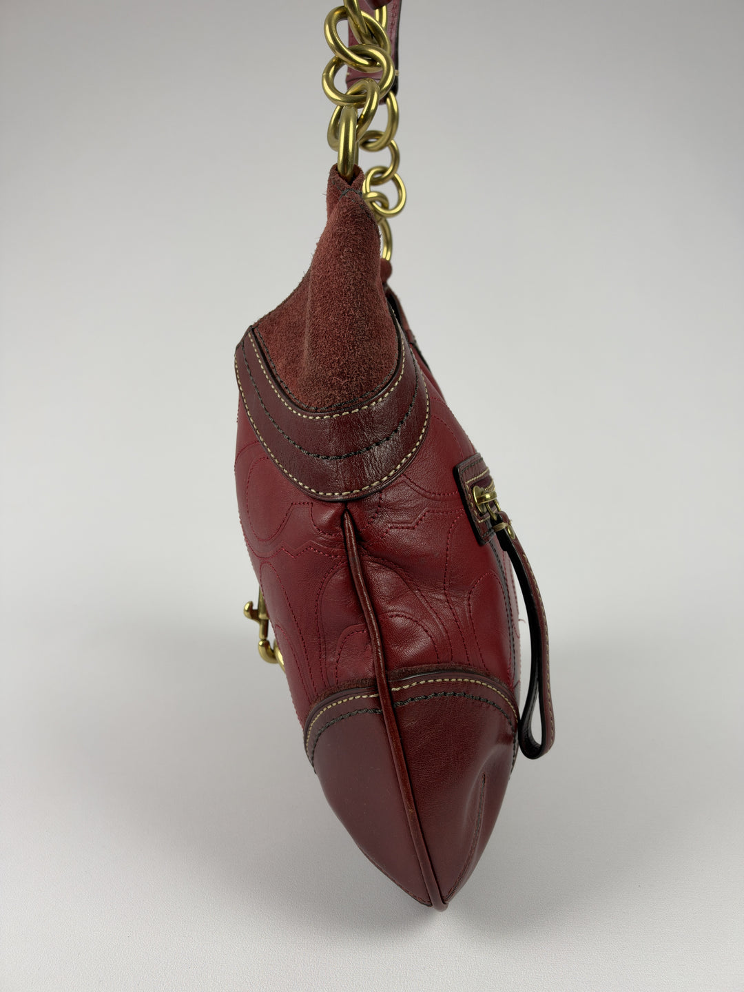 Coach Embossed Signature Leather Chain Hobo Shoulder Bag in Bordeauxrot, Detailansicht 1