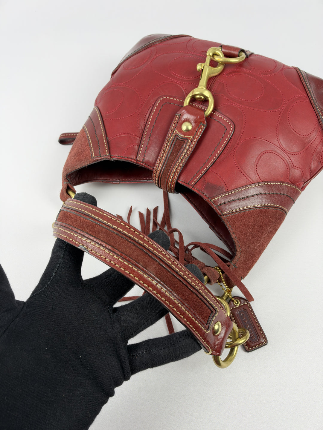 Coach Embossed Signature Leather Chain Hobo Shoulder Bag in Bordeauxrot, Detailansicht 10