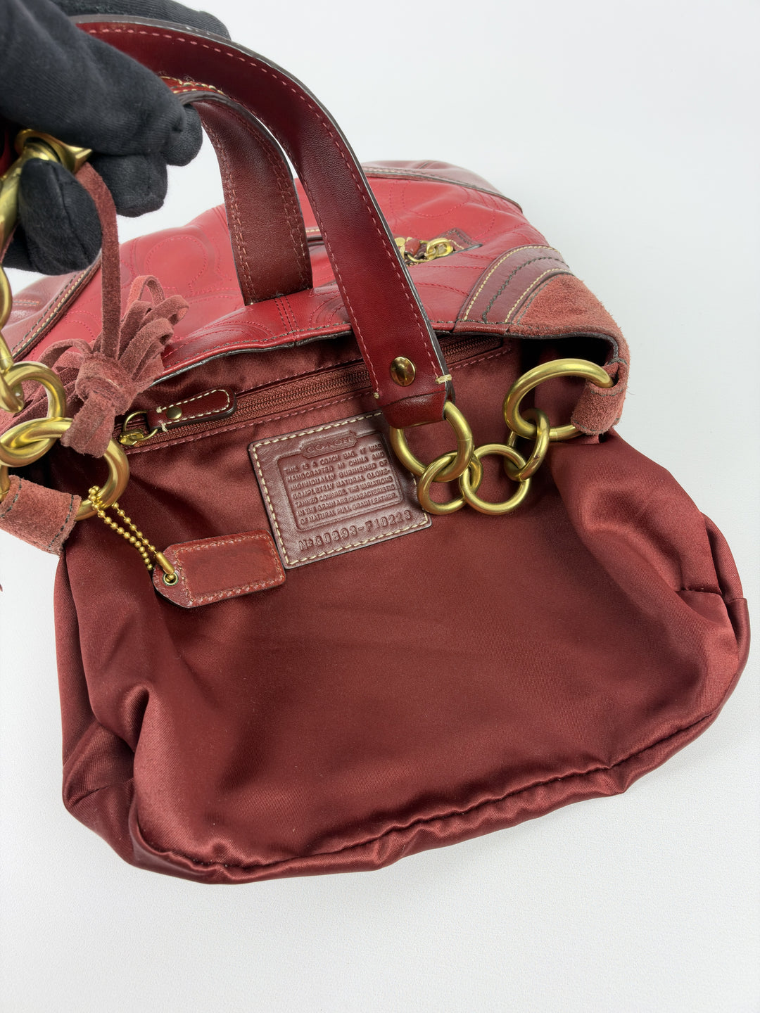 Coach Embossed Signature Leather Chain Hobo Shoulder Bag in Bordeauxrot, Detailansicht 11
