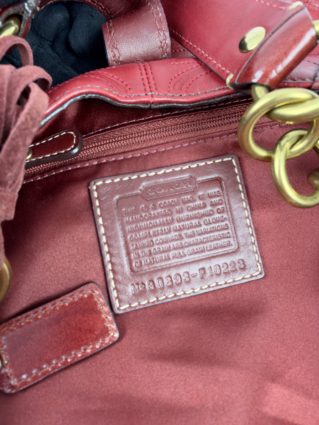 Coach Embossed Signature Leather Chain Hobo Shoulder Bag in Bordeauxrot, Detailansicht 12