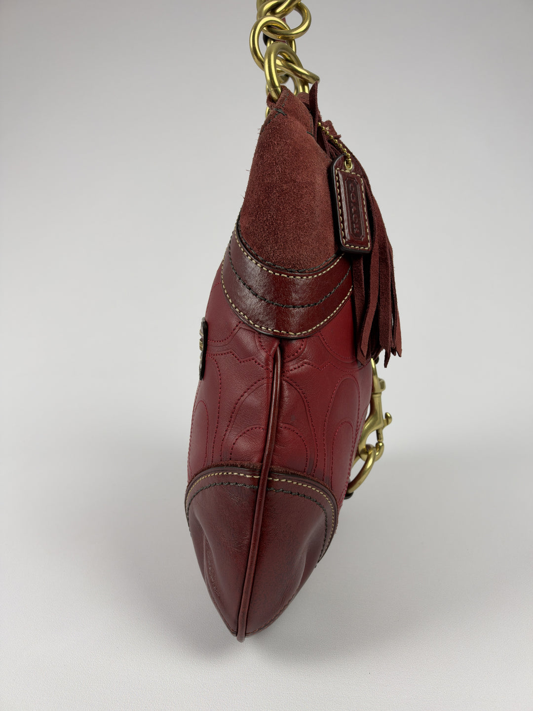Coach Embossed Signature Leather Chain Hobo Shoulder Bag in Bordeauxrot, Detailansicht 3