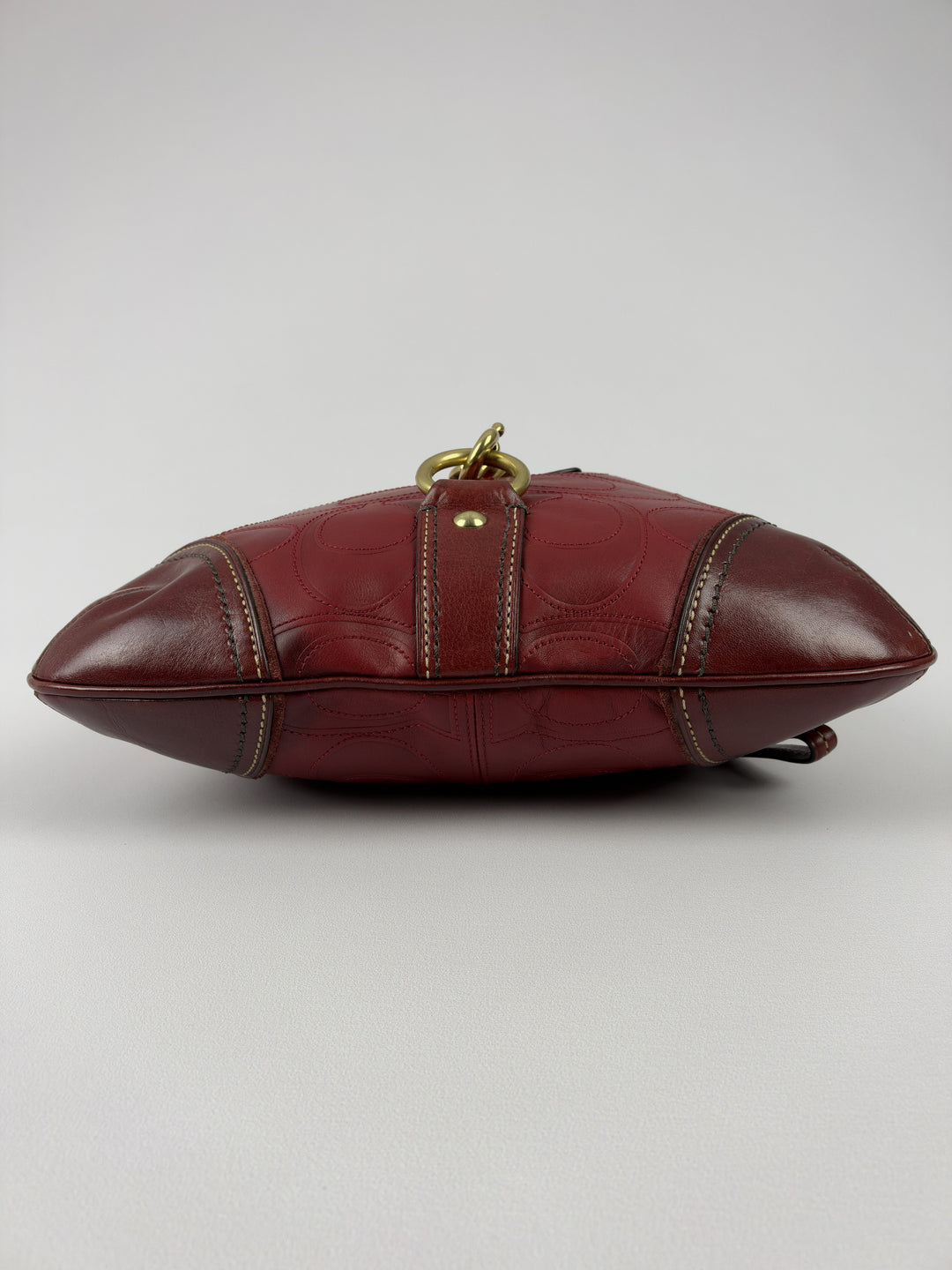 Coach Embossed Signature Leather Chain Hobo Shoulder Bag in Bordeauxrot, Detailansicht 4