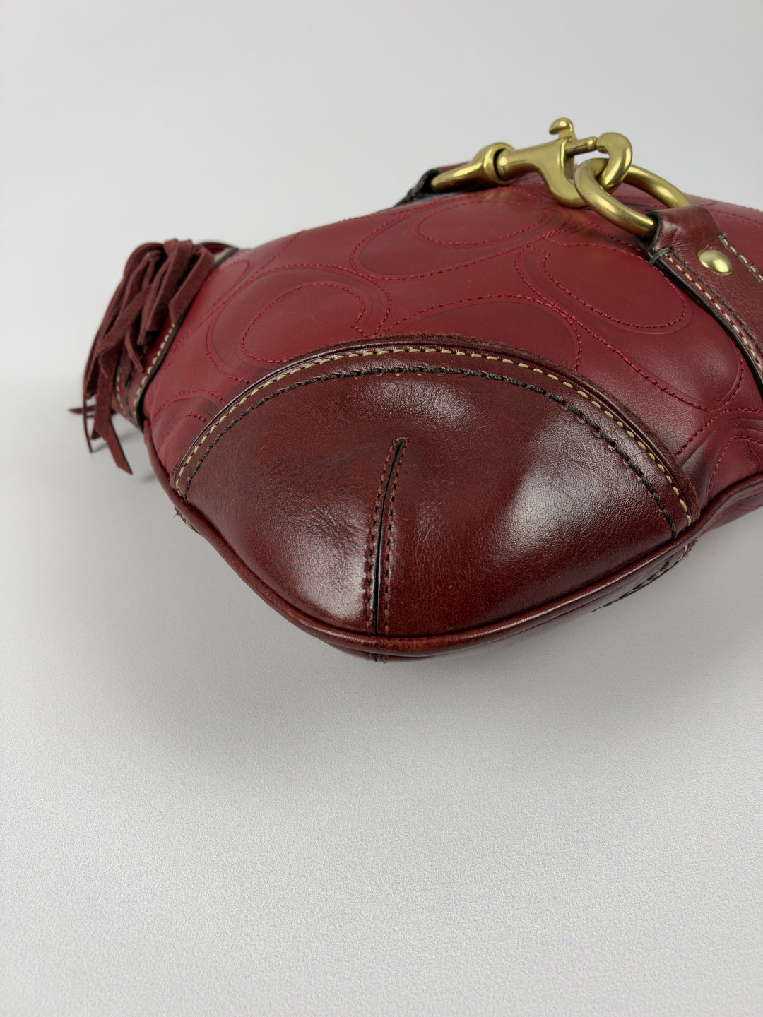 Coach Embossed Signature Leather Chain Hobo Shoulder Bag in Bordeauxrot, Detailansicht 5
