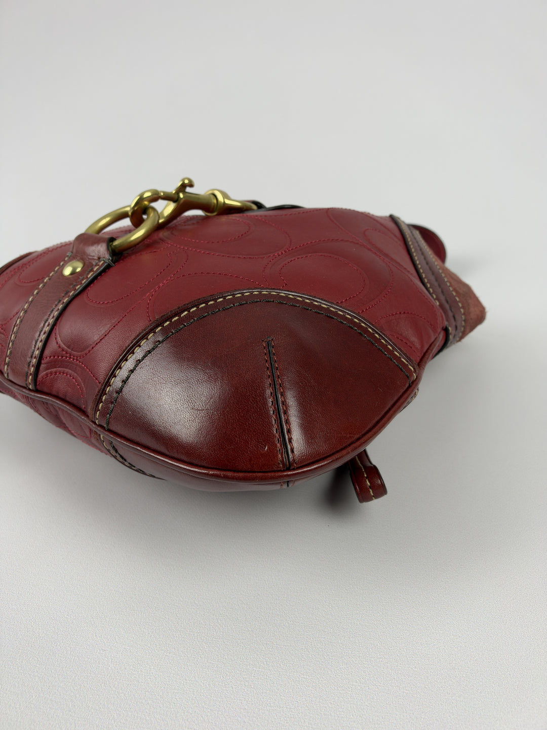 Coach Embossed Signature Leather Chain Hobo Shoulder Bag in Bordeauxrot, Detailansicht 6