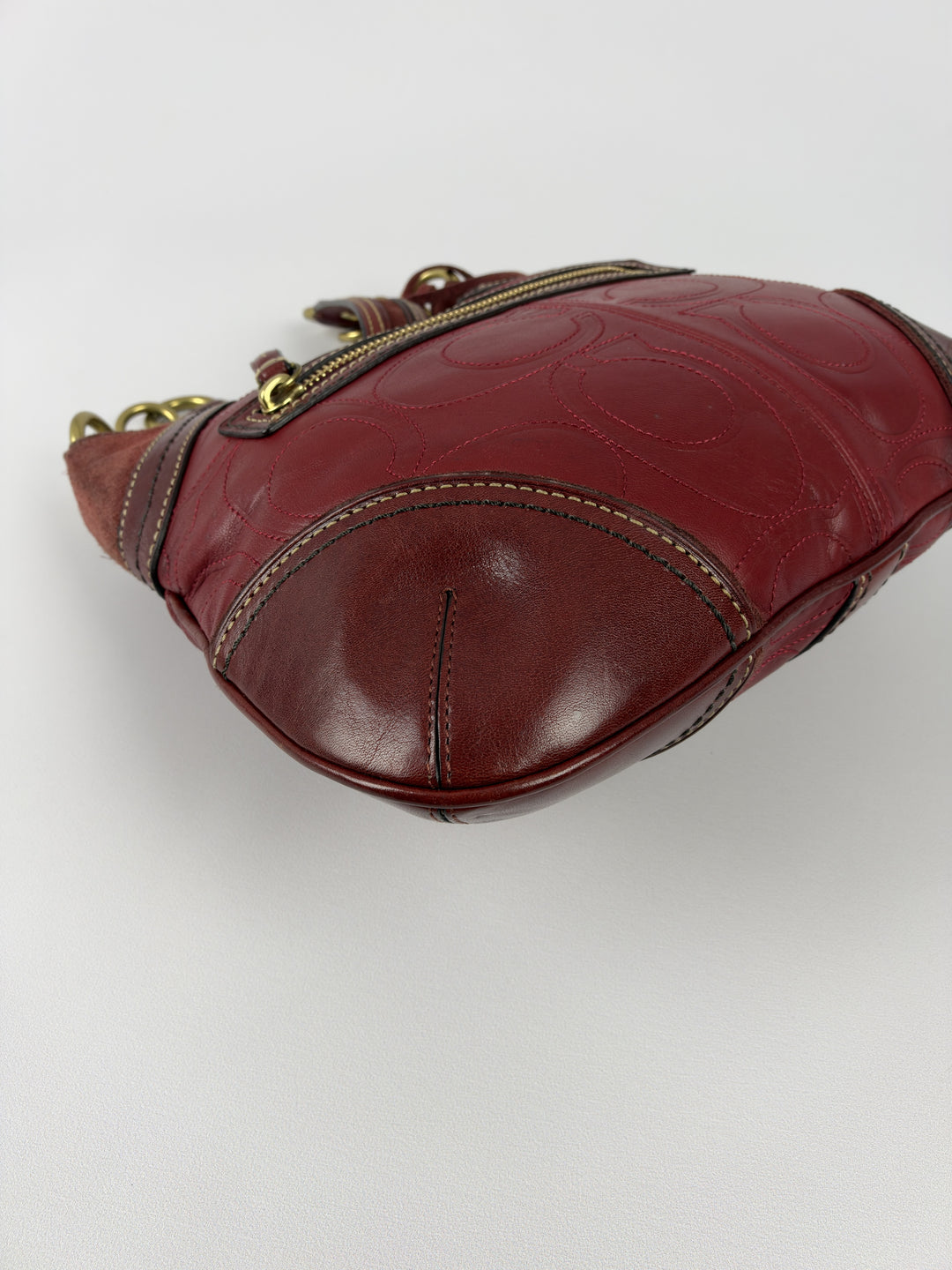 Coach Embossed Signature Leather Chain Hobo Shoulder Bag in Bordeauxrot, Detailansicht 7
