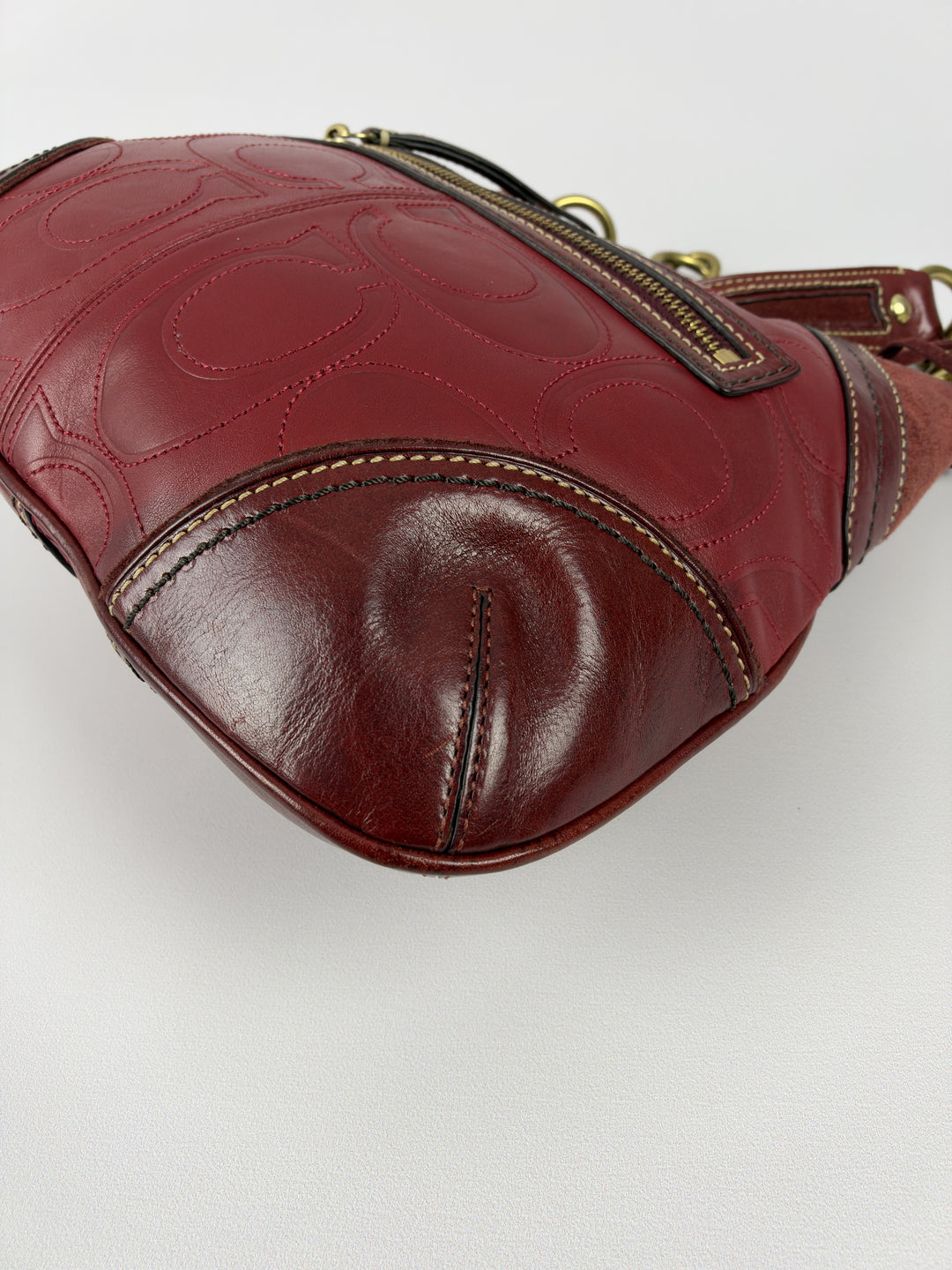 Coach Embossed Signature Leather Chain Hobo Shoulder Bag in Bordeauxrot, Detailansicht 8