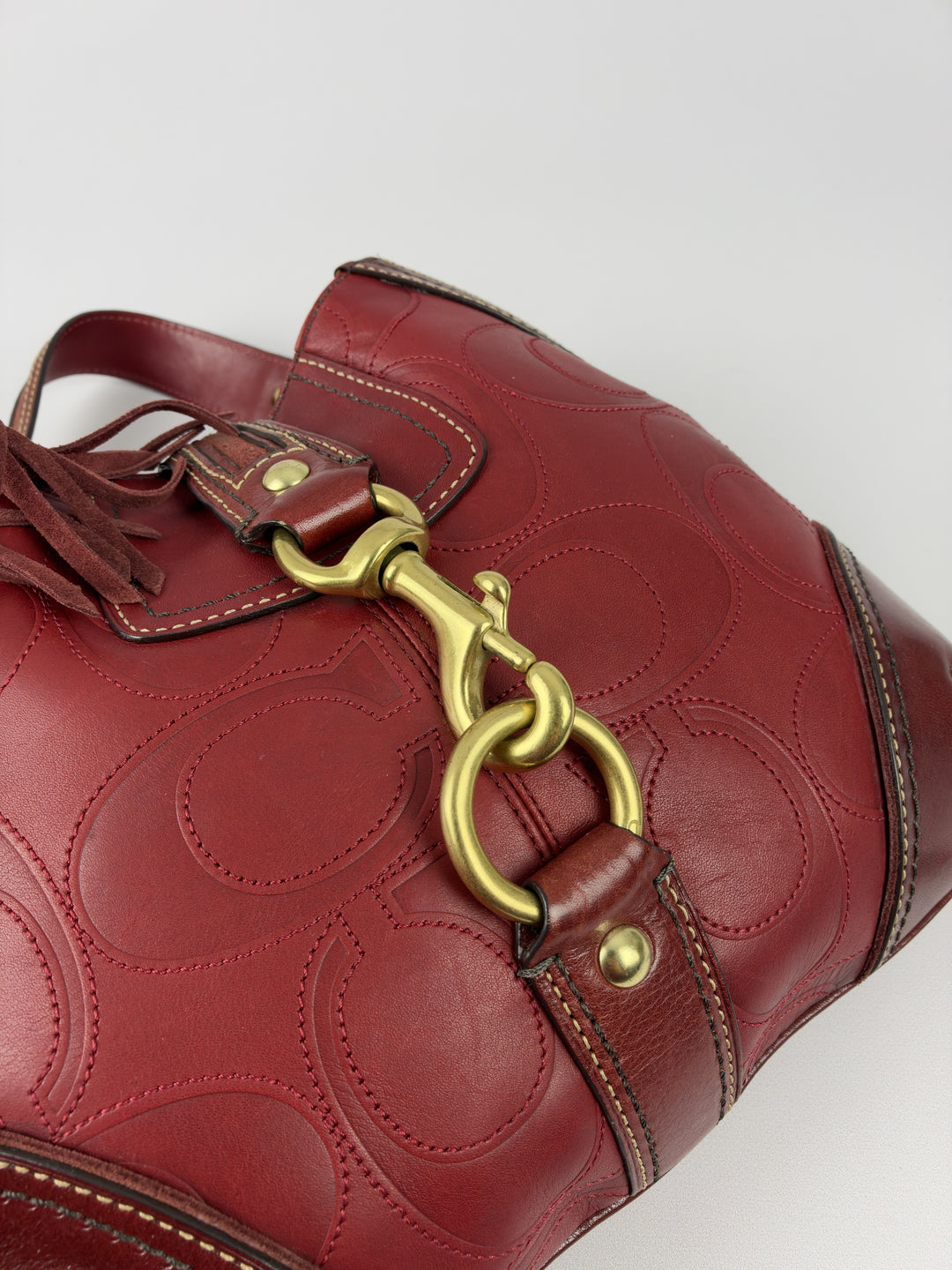 Coach Embossed Signature Leather Chain Hobo Shoulder Bag in Bordeauxrot, Detailansicht 9