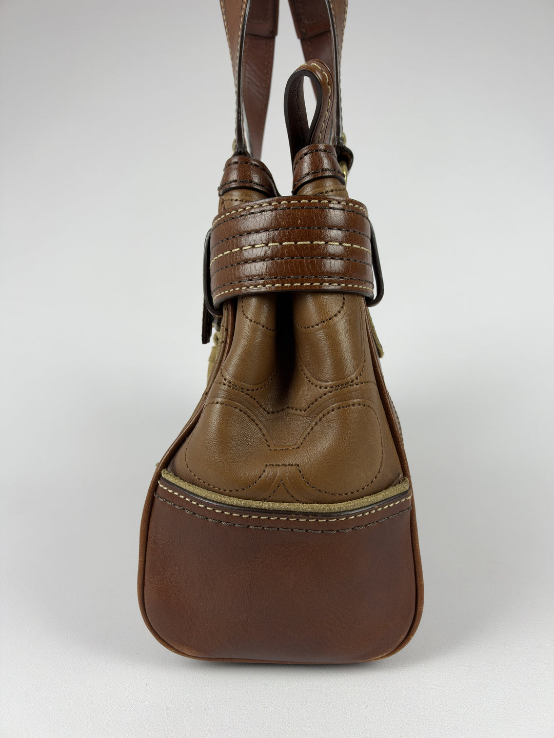 Coach Hamptons Clip Signature Stitched Full Leather Satchel Shoulder Bag in Braun/Cognac, Detailansicht 2
