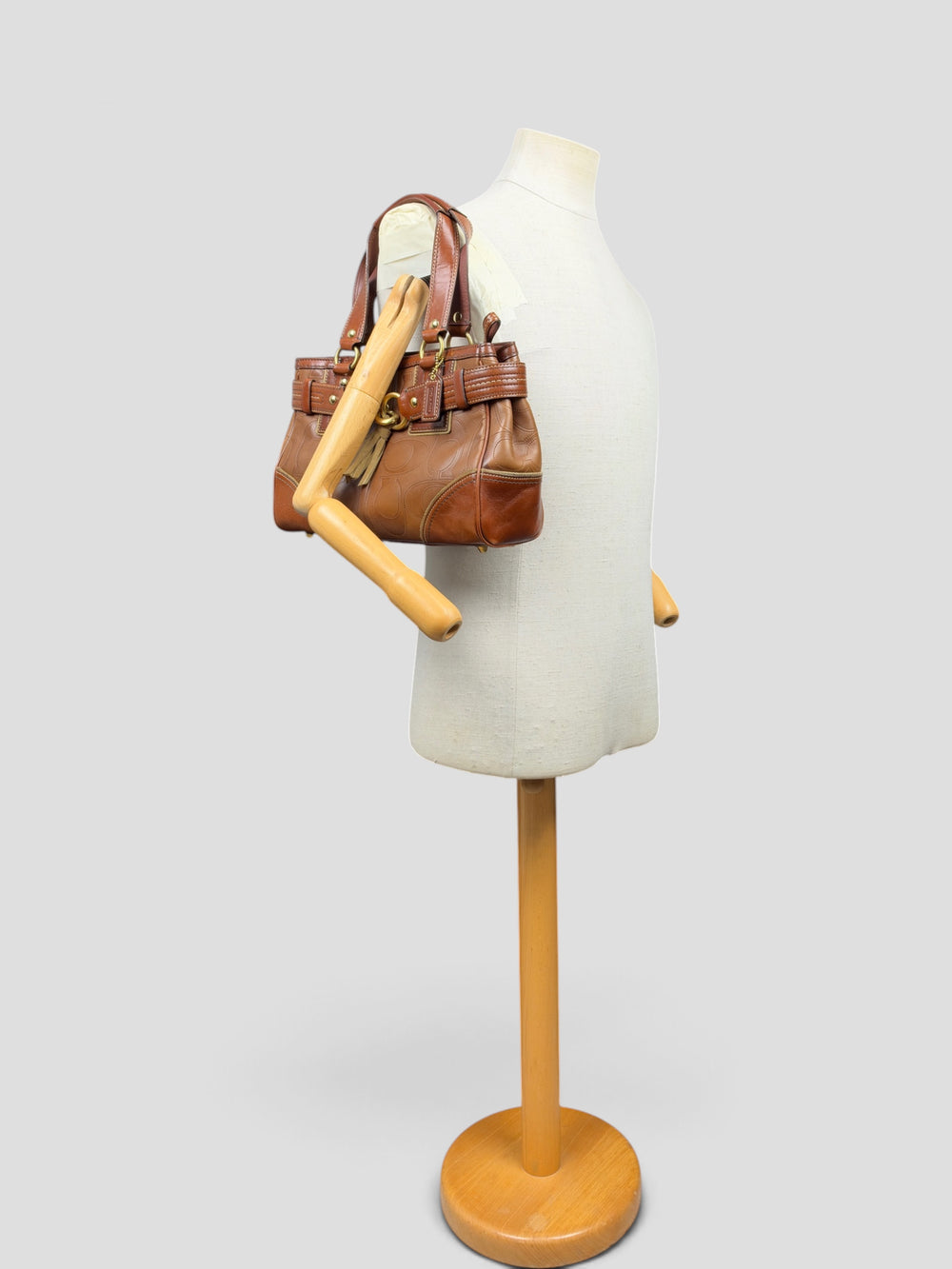 Coach Hamptons Clip Signature Stitched Full Leather Satchel Shoulder Bag in Braun/Cognac, getragen an der Schneiderpuppe