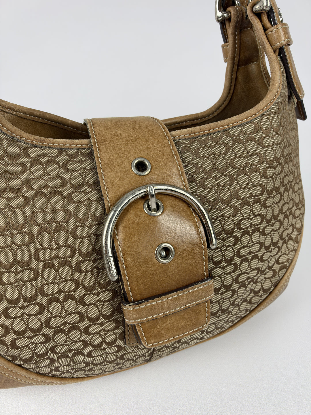 Coach Mini Signature Soho Buckle Hobo Shoulder Bag in Khaki/Braun, Detailansicht 1