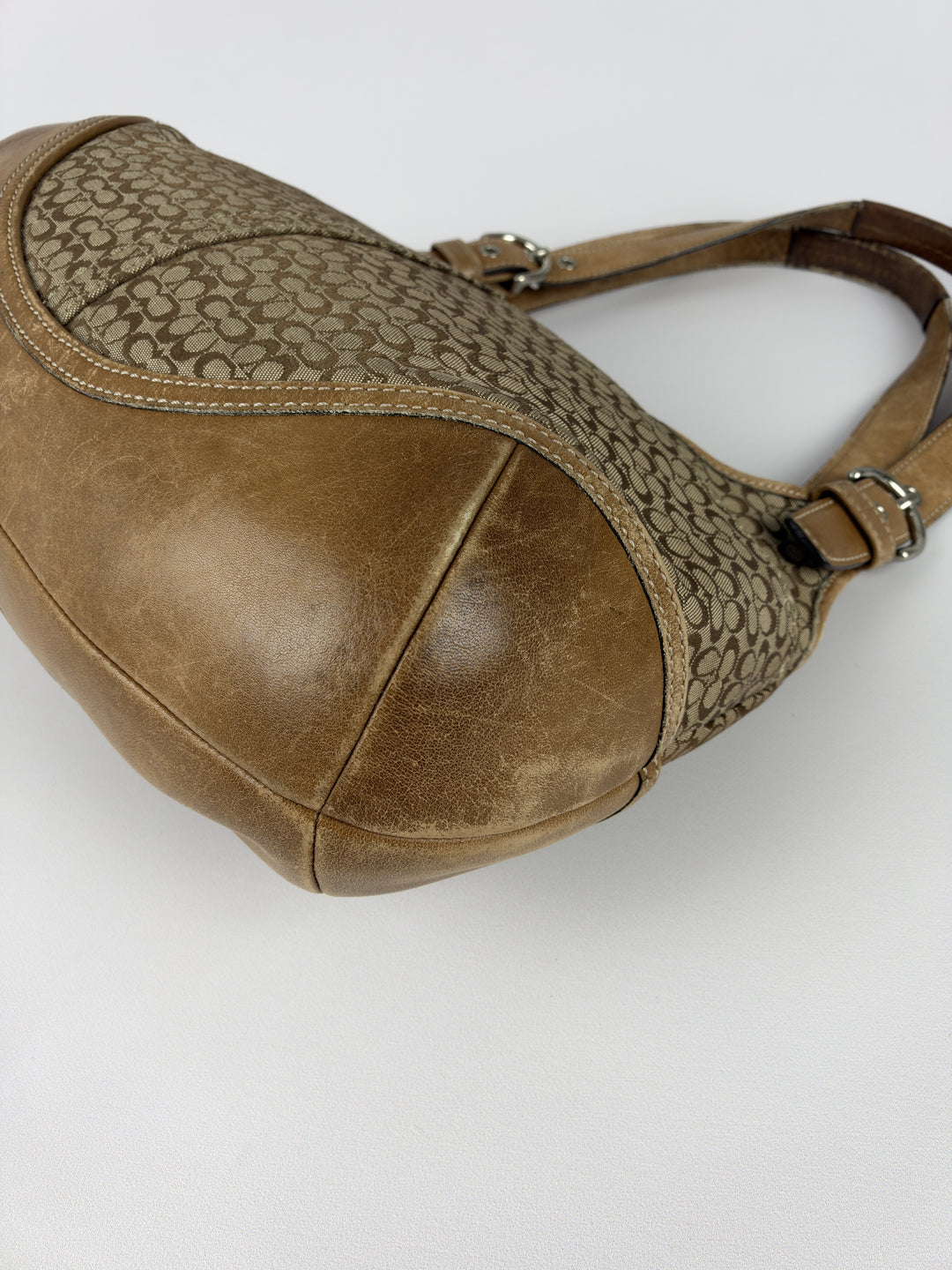 Coach Mini Signature Soho Buckle Hobo Shoulder Bag in Khaki/Braun, Detailansicht 10