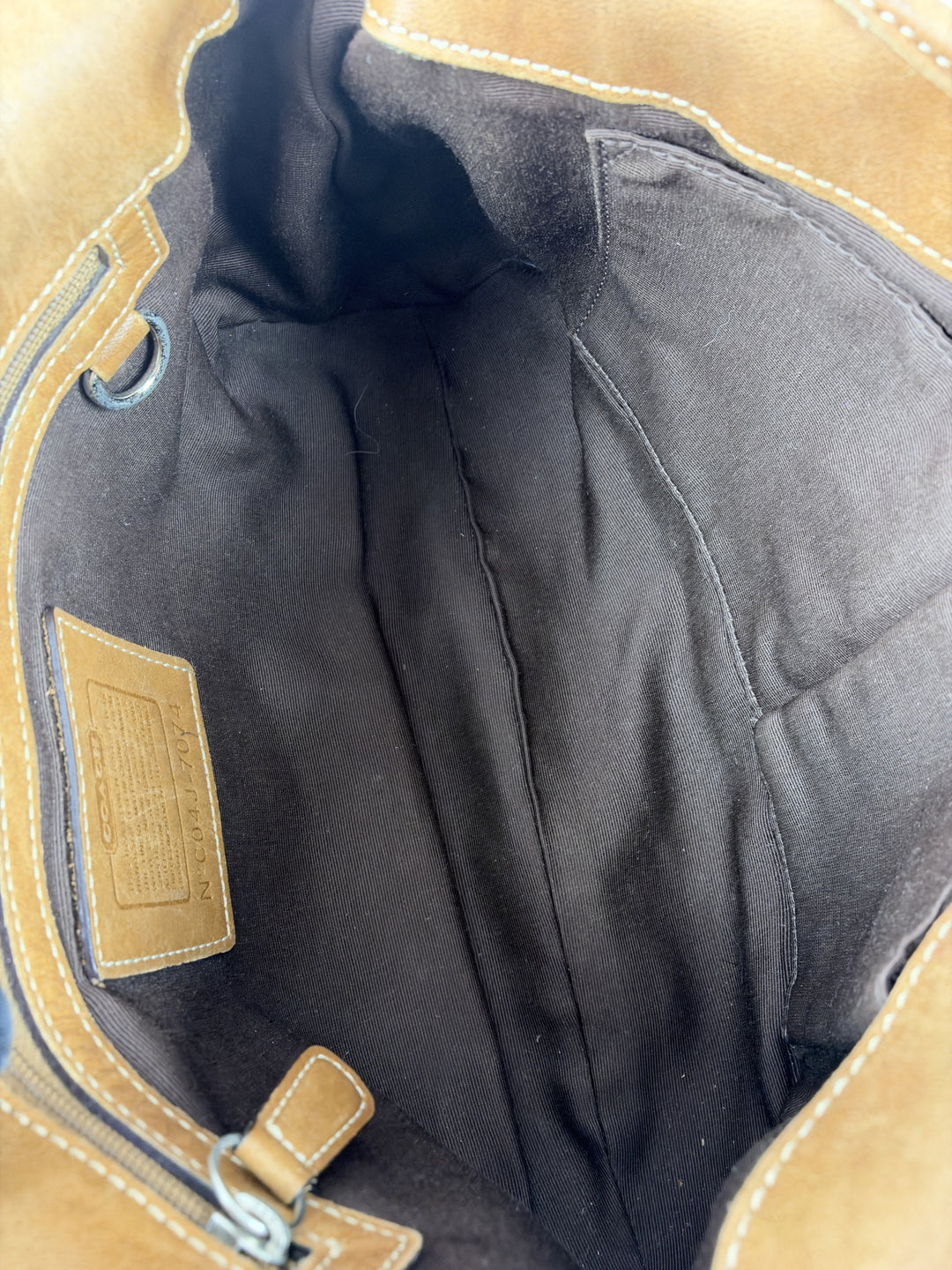 Coach Mini Signature Soho Buckle Hobo Shoulder Bag in Khaki/Braun, Detailansicht 12
