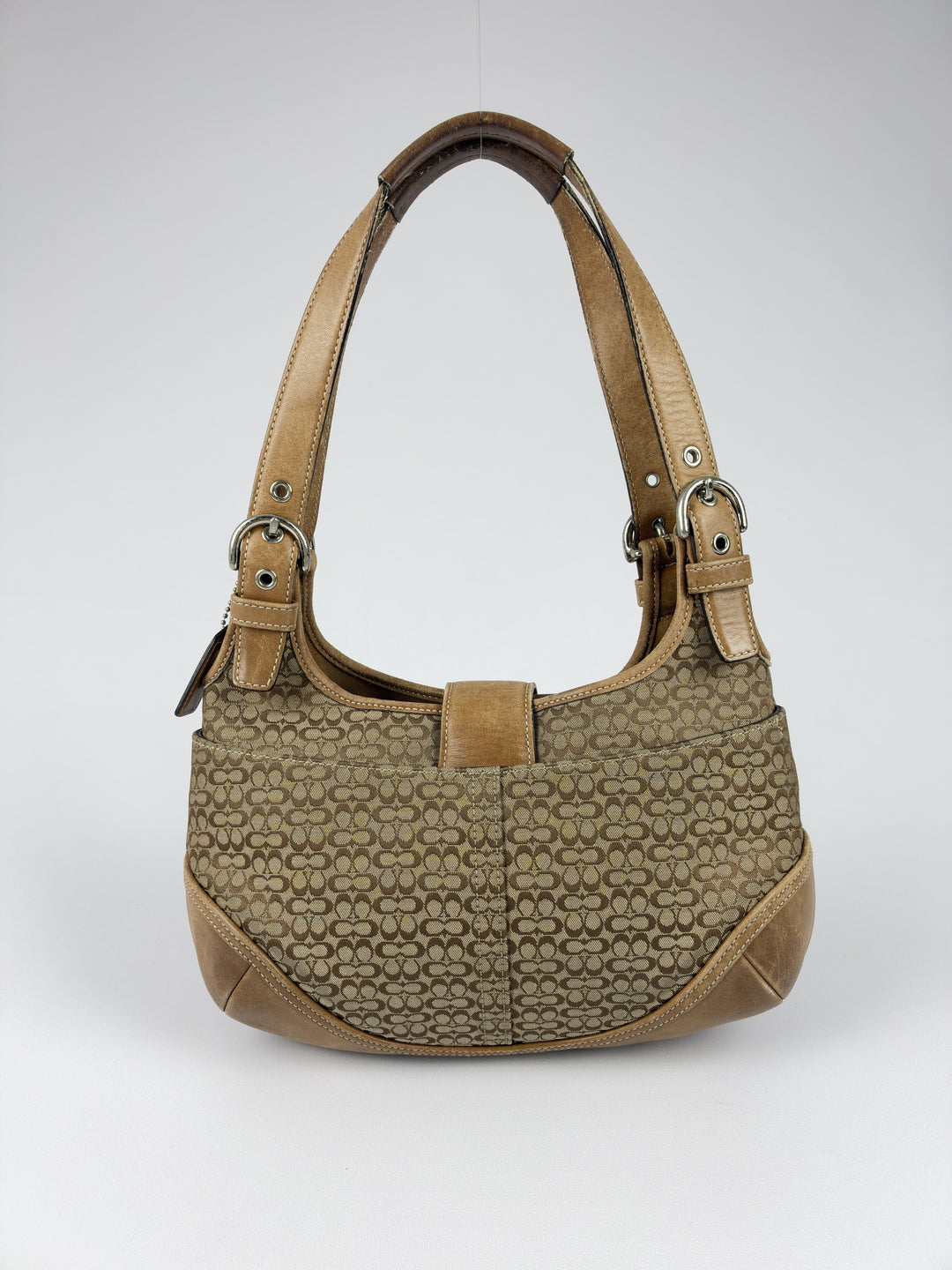 Coach Mini Signature Soho Buckle Hobo Shoulder Bag in Khaki/Braun, Detailansicht 2