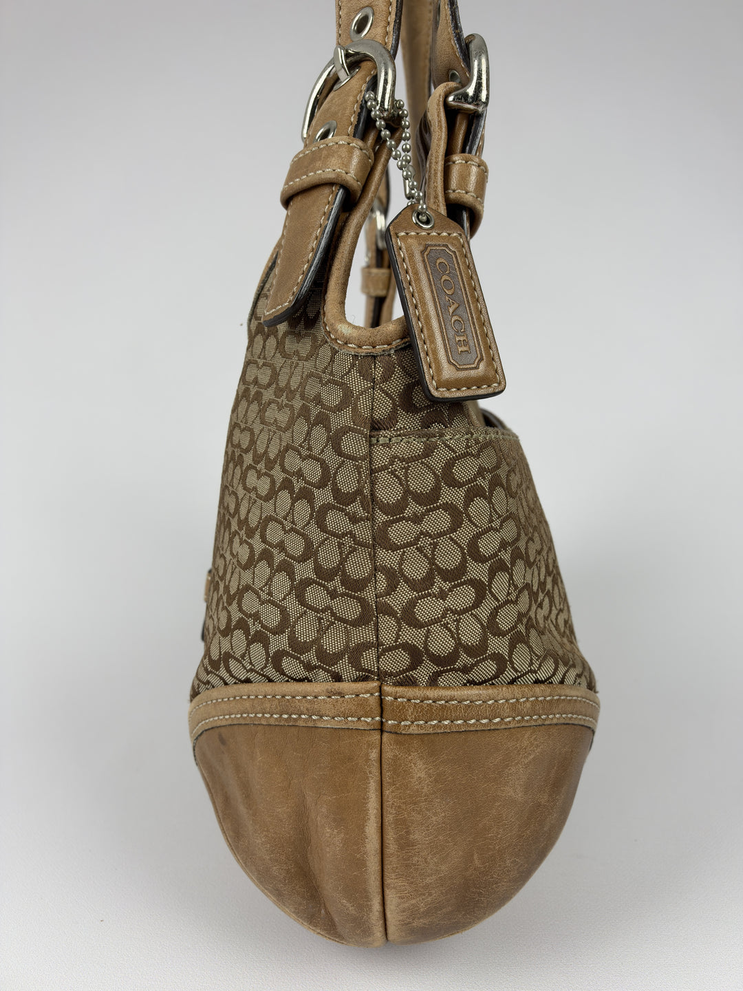 Coach Mini Signature Soho Buckle Hobo Shoulder Bag in Khaki/Braun, Detailansicht 3