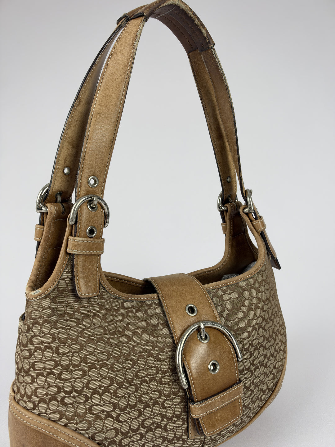 Coach Mini Signature Soho Buckle Hobo Shoulder Bag in Khaki/Braun, Detailansicht 5
