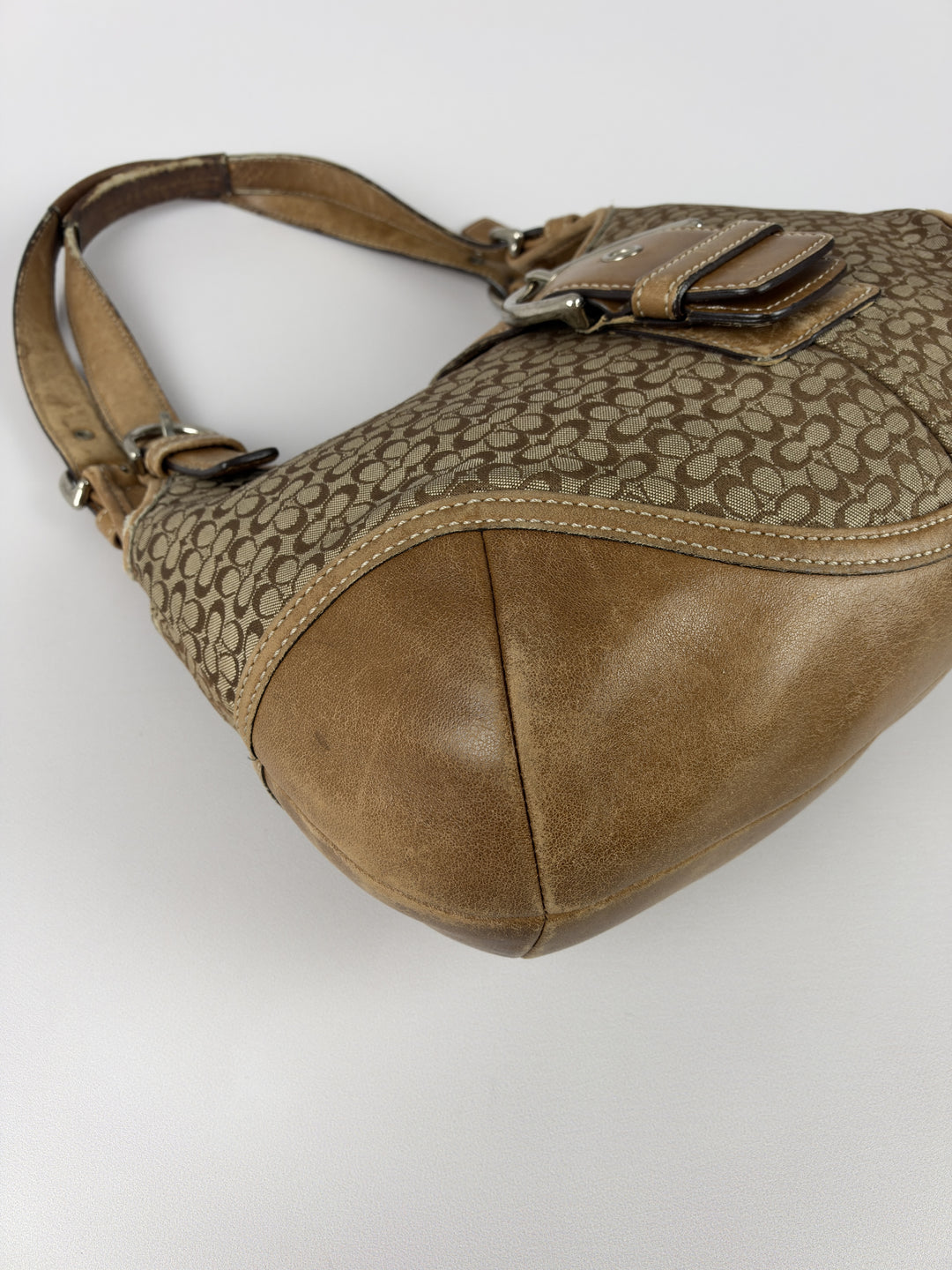 Coach Mini Signature Soho Buckle Hobo Shoulder Bag in Khaki/Braun, Detailansicht 7