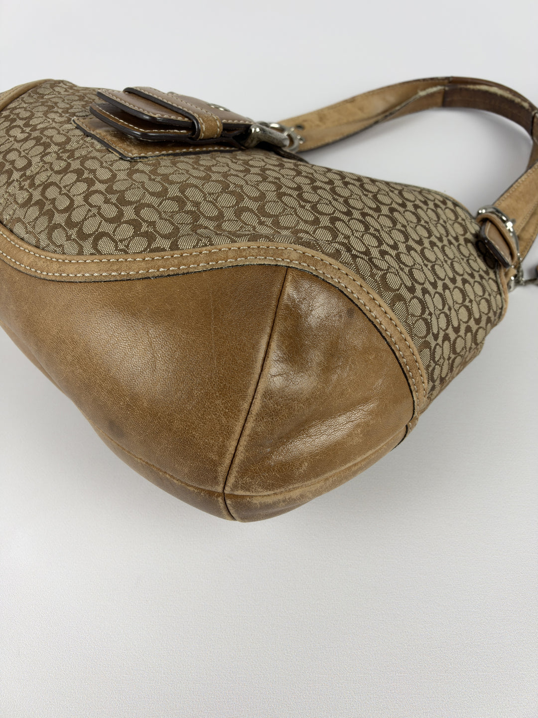 Coach Mini Signature Soho Buckle Hobo Shoulder Bag in Khaki/Braun, Detailansicht 8