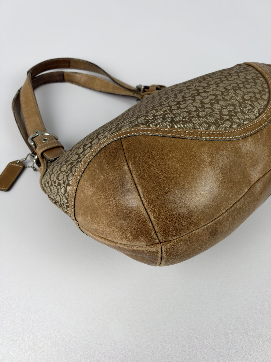 Coach Mini Signature Soho Buckle Hobo Shoulder Bag in Khaki/Braun, Detailansicht 9
