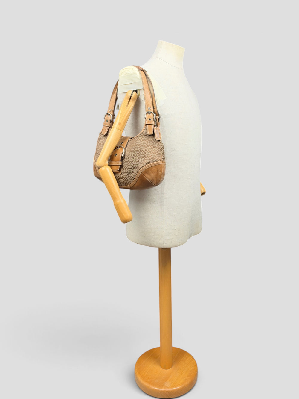 Coach Mini Signature Soho Buckle Hobo Shoulder Bag in Khaki/Braun, getragen an der Schneiderpuppe