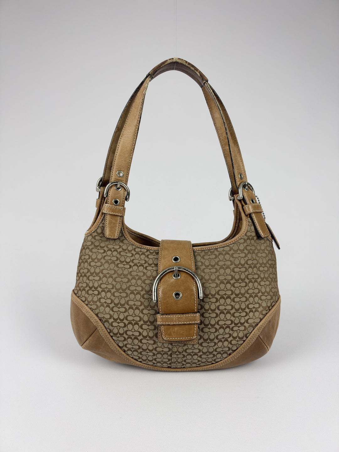 Coach Mini Signature Soho Buckle Hobo Shoulder Bag in Khaki/Braun, Vorderansicht im Originalfoto