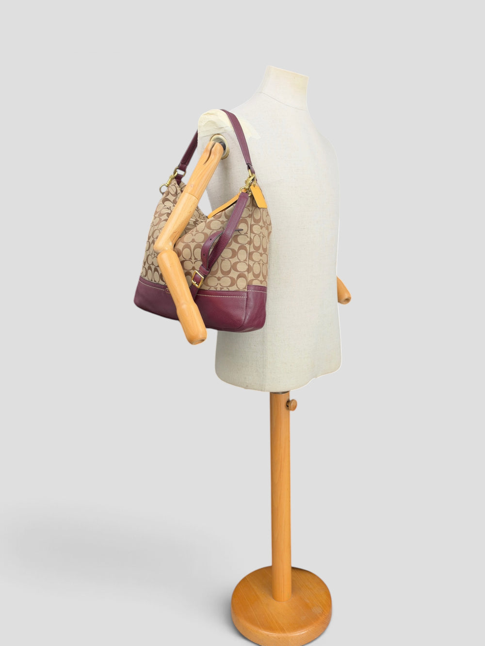 Coach Park Signature Hobo Crossbody Shoulder Bag in Khaki/Braun, getragen an der Schneiderpuppe