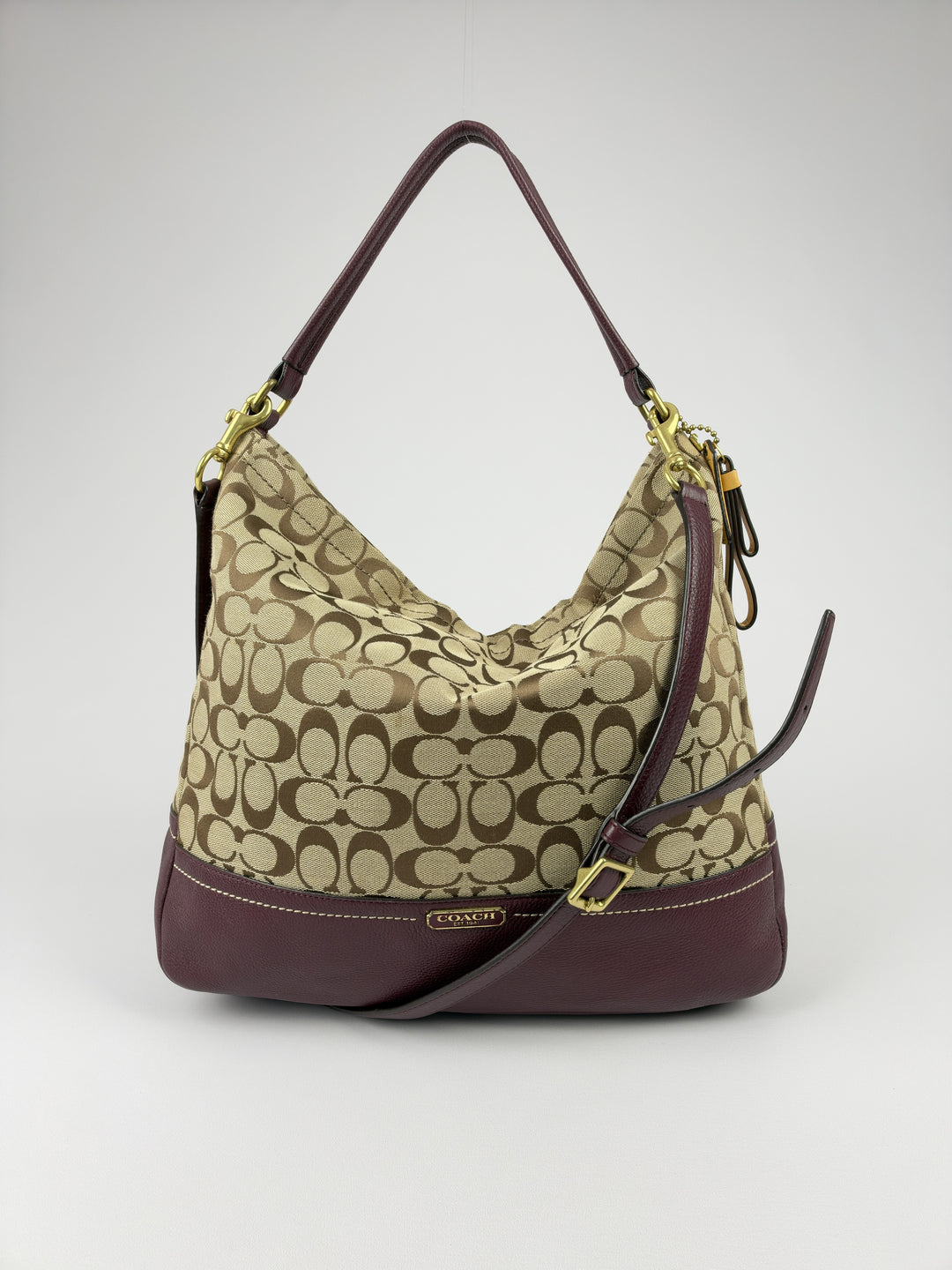 Coach Park Signature Hobo Crossbody Shoulder Bag in Khaki/Braun, Vorderansicht im Originalfoto