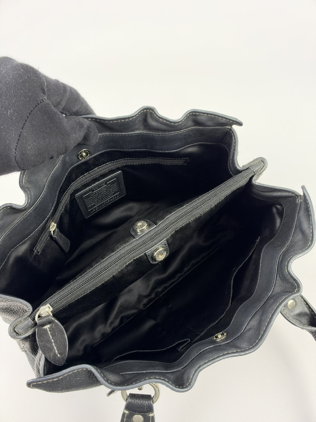 Coach Penelope Pebbled Leather Shoulder Bag in Schwarz, Detailansicht 11