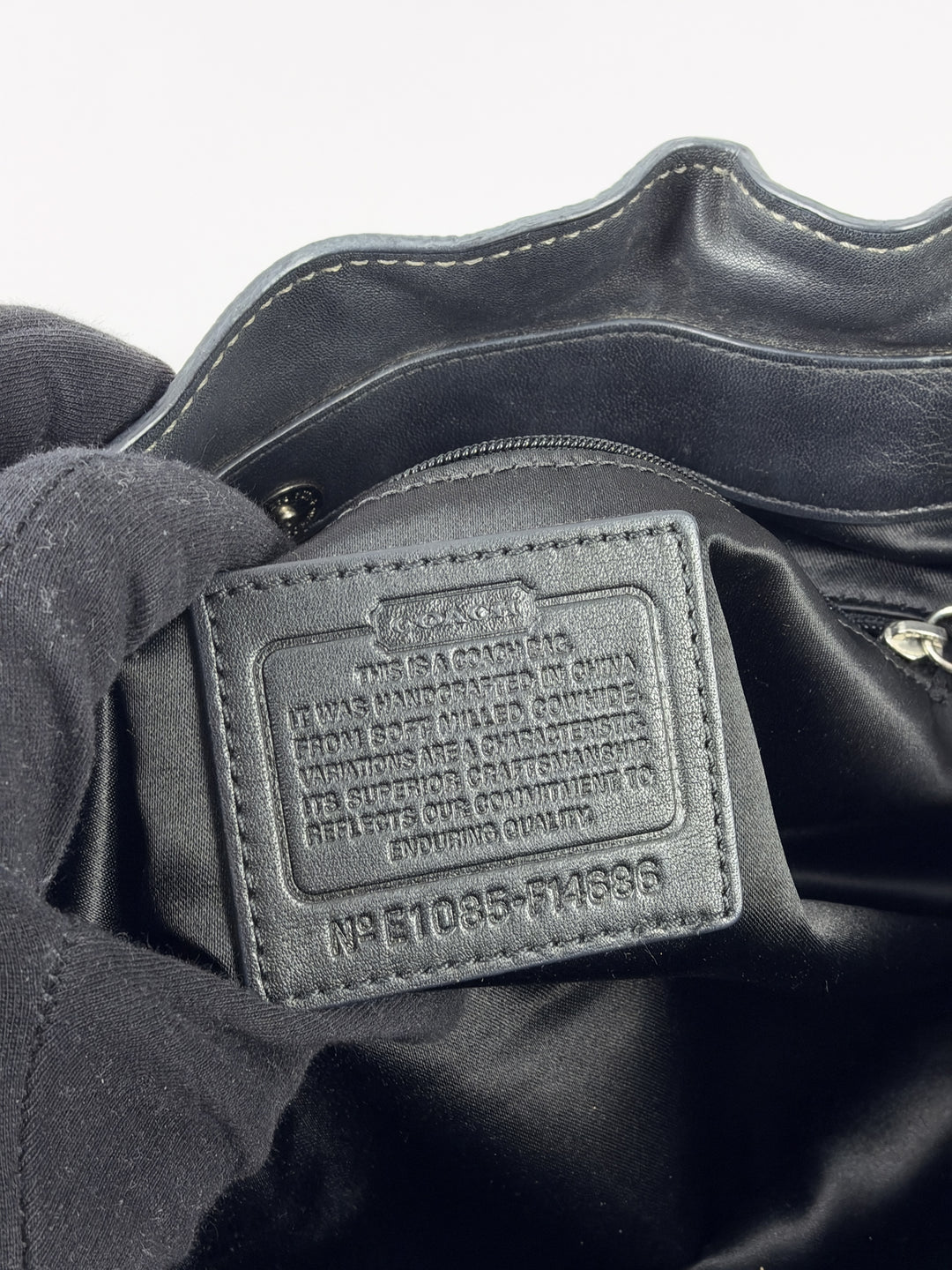 Coach Penelope Pebbled Leather Shoulder Bag in Schwarz, Detailansicht 12