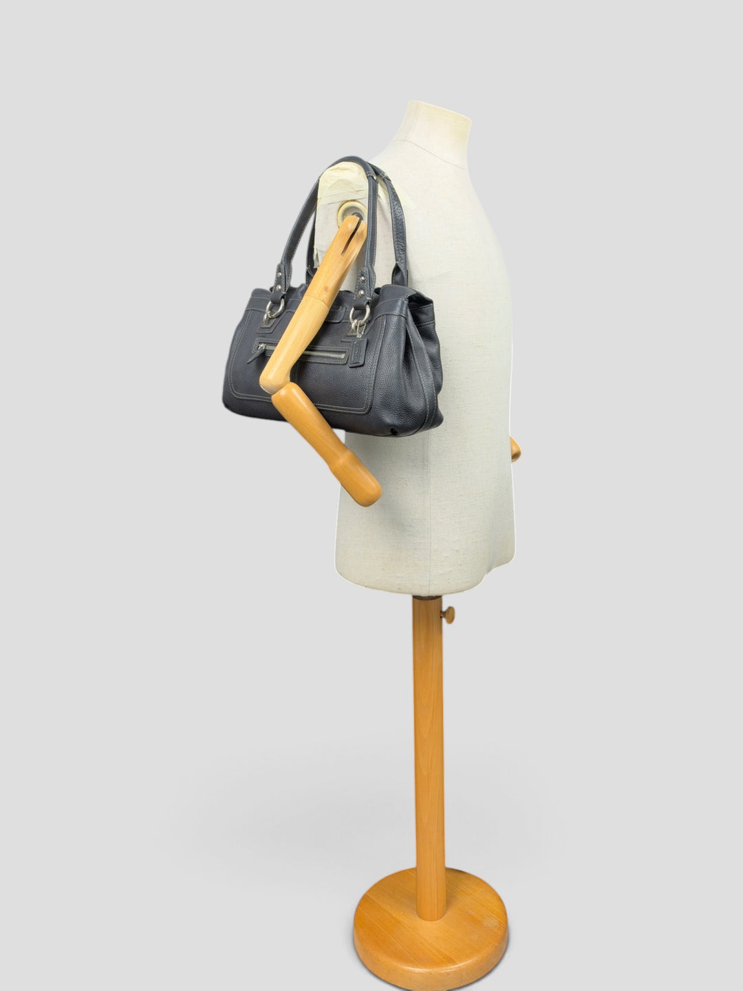 Coach Penelope Pebbled Leather Shoulder Bag in Schwarz, getragen an der Schneiderpuppe
