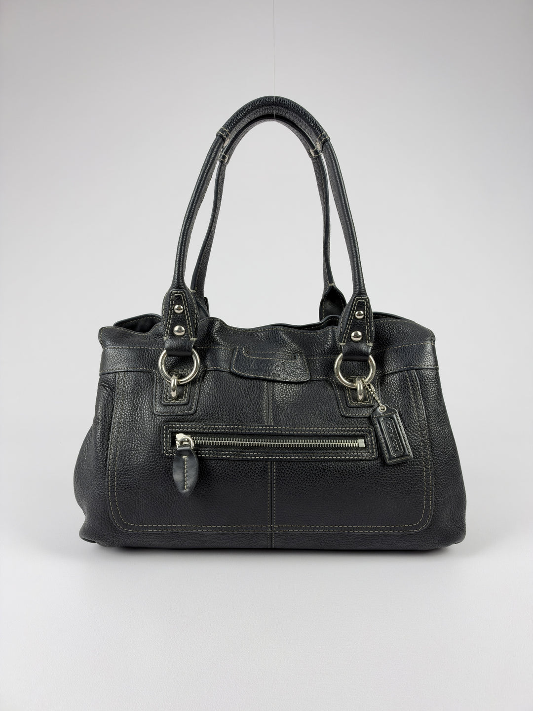 Coach Penelope Pebbled Leather Shoulder Bag in Schwarz, Vorderansicht im Originalfoto