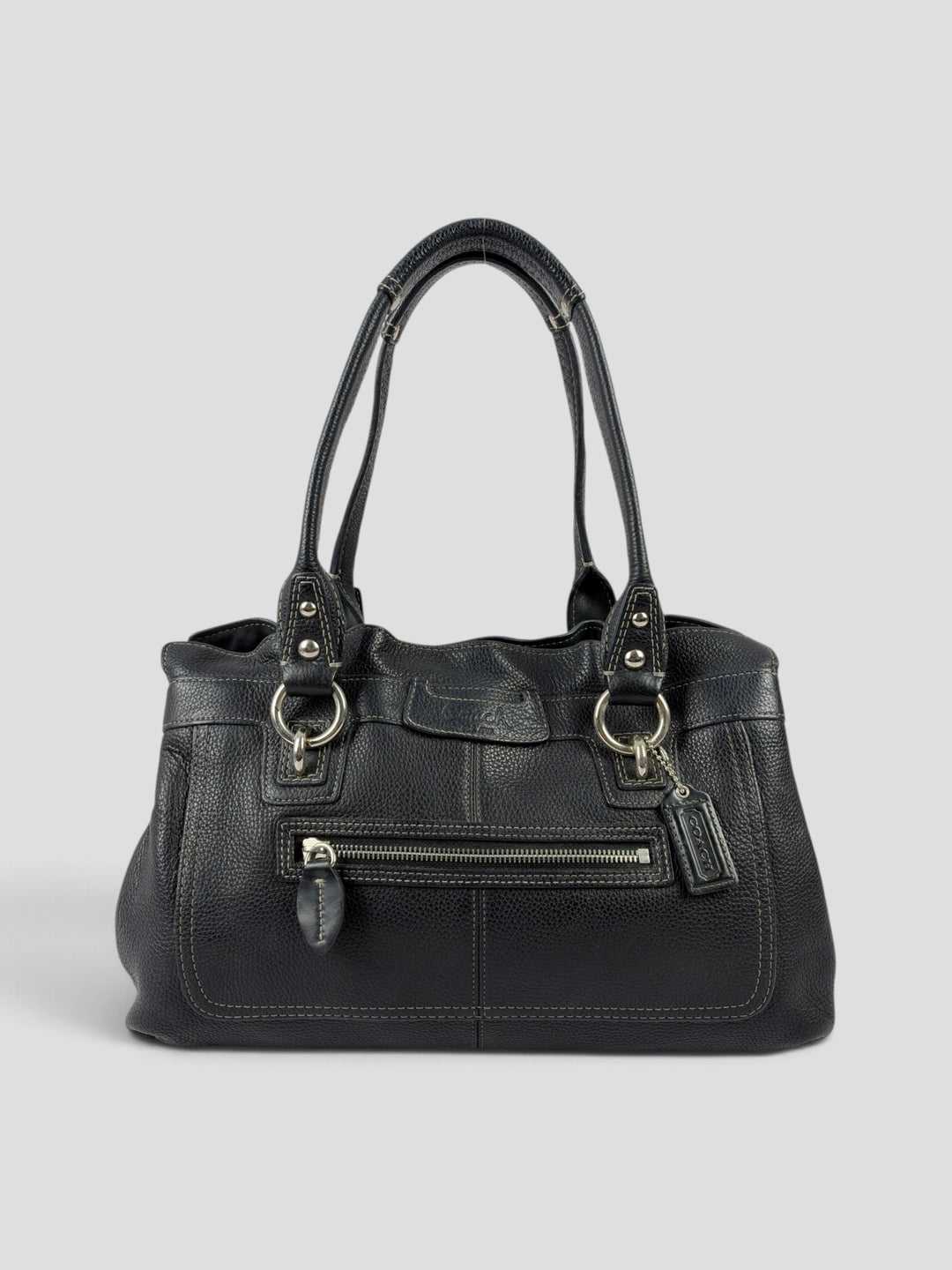 Coach Penelope Pebbled Leather Shoulder Bag aus genarbtem Leder in Schwarz, Vorderansicht