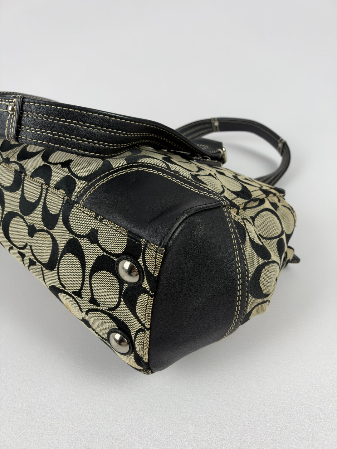 Coach Signature Canvas Turnlock Satchel Baguette Shoulder Bag in Grau/Schwarz, Detailansicht 10