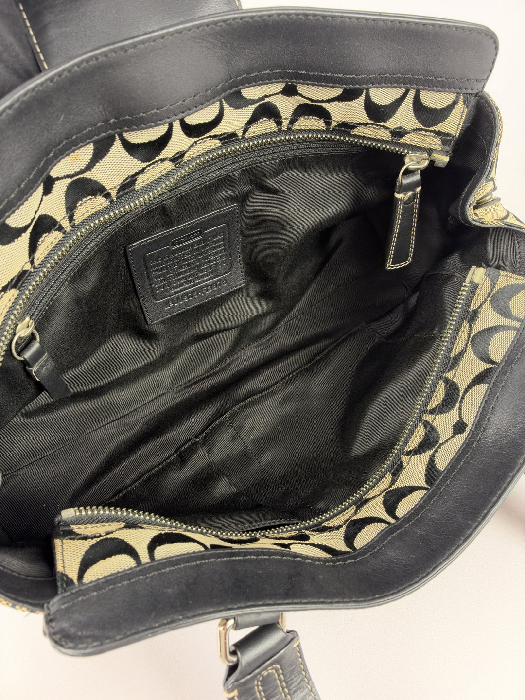 Coach Signature Canvas Turnlock Satchel Baguette Shoulder Bag in Grau/Schwarz, Detailansicht 11