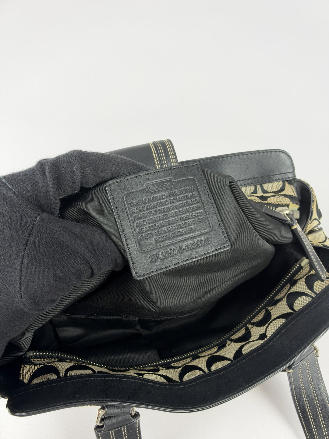 Coach Signature Canvas Turnlock Satchel Baguette Shoulder Bag in Grau/Schwarz, Detailansicht 12