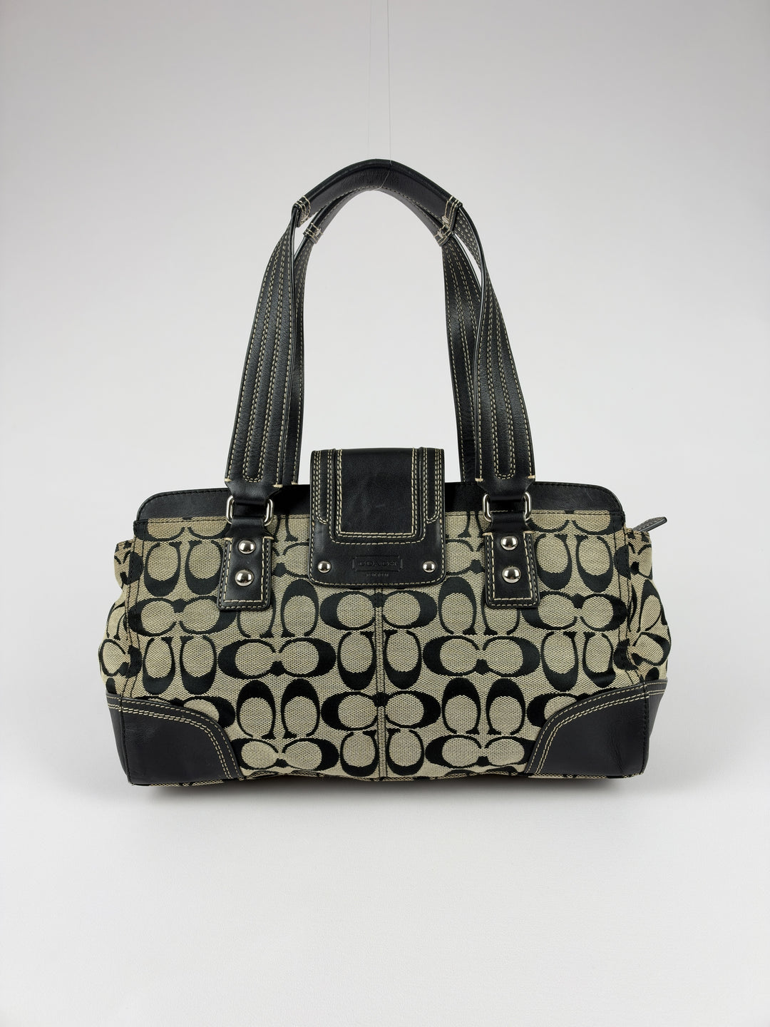 Coach Signature Canvas Turnlock Satchel Baguette Shoulder Bag in Grau/Schwarz, Detailansicht 2