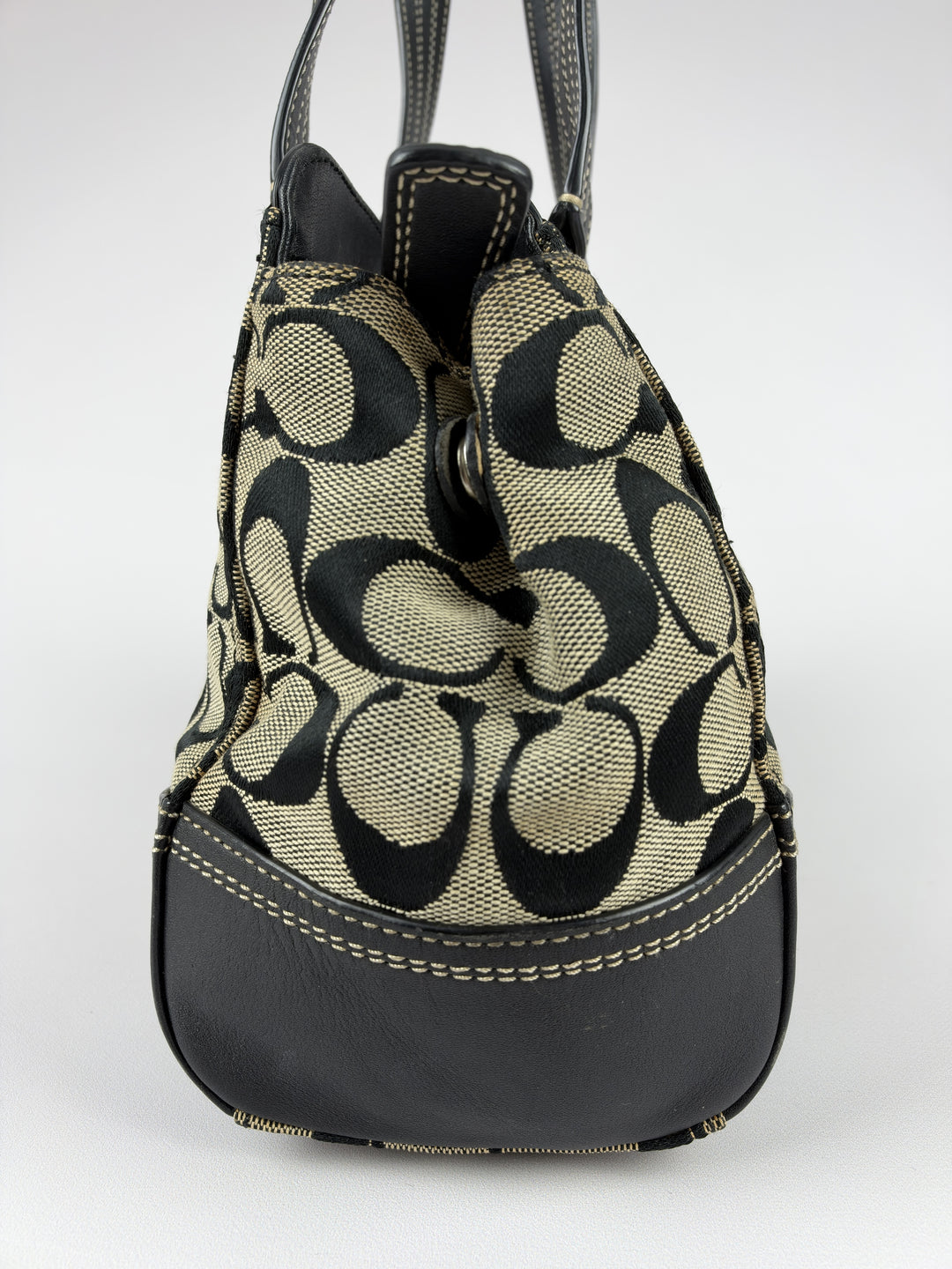 Coach Signature Canvas Turnlock Satchel Baguette Shoulder Bag in Grau/Schwarz, Detailansicht 3