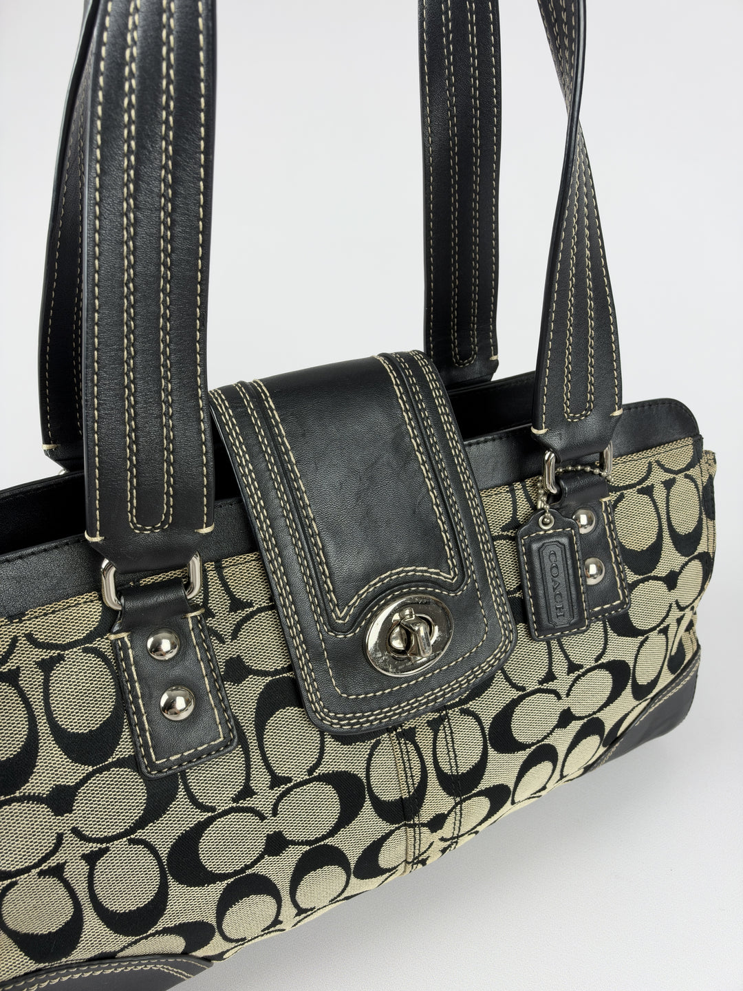 Coach Signature Canvas Turnlock Satchel Baguette Shoulder Bag in Grau/Schwarz, Detailansicht 4