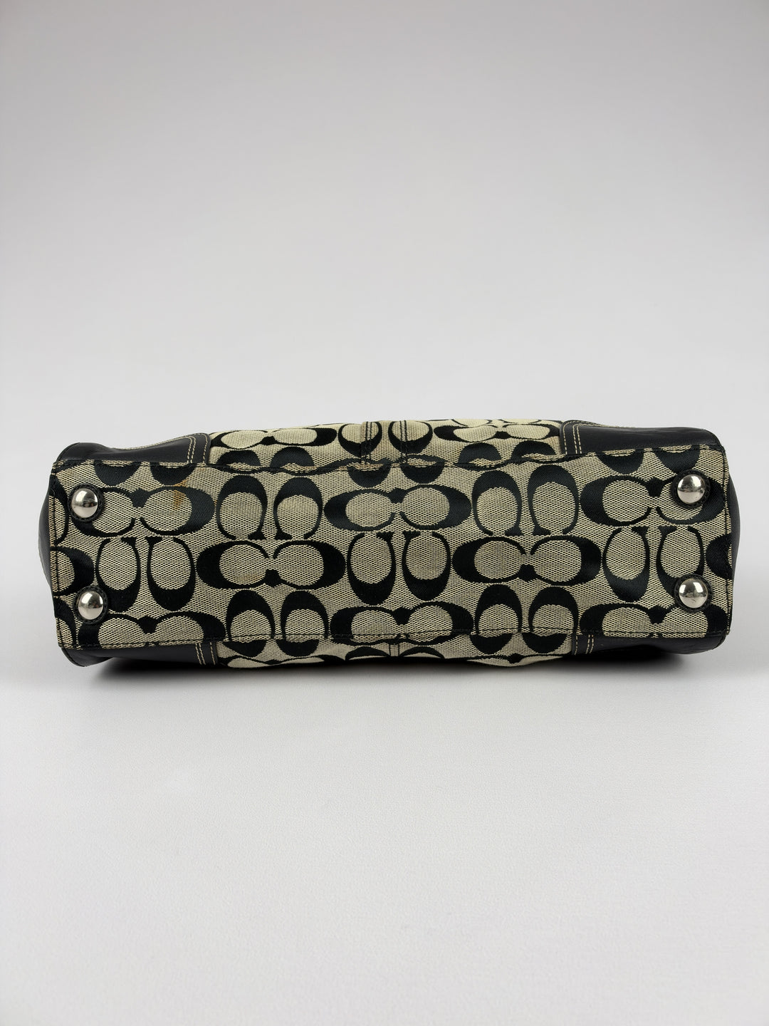 Coach Signature Canvas Turnlock Satchel Baguette Shoulder Bag in Grau/Schwarz, Detailansicht 6