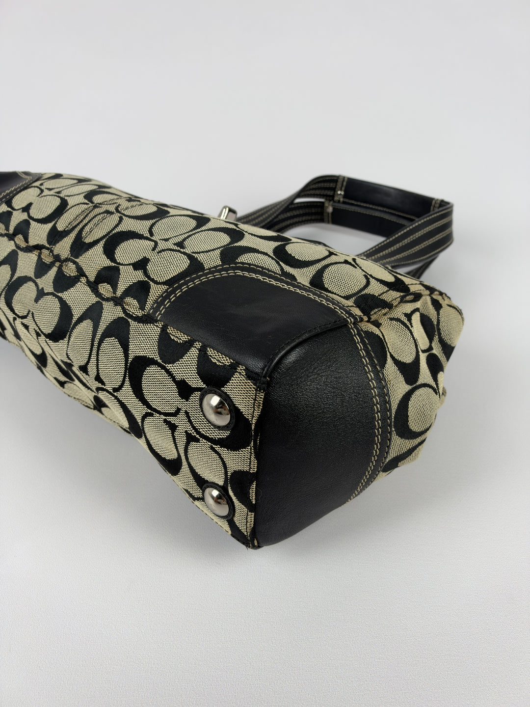 Coach Signature Canvas Turnlock Satchel Baguette Shoulder Bag in Grau/Schwarz, Detailansicht 8